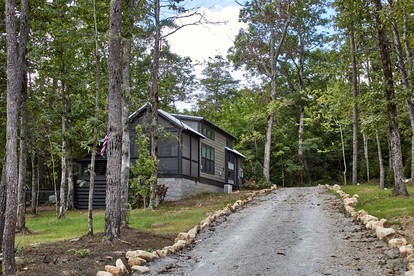 Cozy Cabin Getaway with Lake Views and Grilling Area in Tennessee - Tracy City, Tennessee - glamping.directory