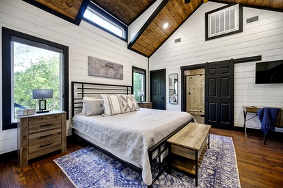 Cozy Secluded Couples Cabin in Broken Bow, Oklahoma - Broken Bow, Oklahoma - glamping.directory