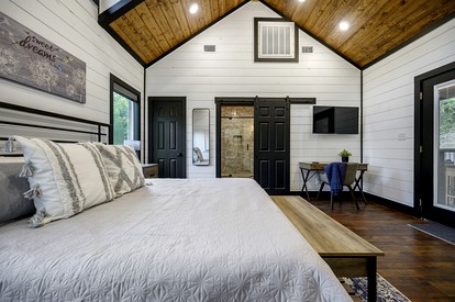 Cozy Secluded Couples Cabin in Broken Bow, Oklahoma - Broken Bow, Oklahoma - glamping.directory
