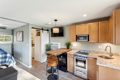 Charming Lakefront Cabin Amazing to Reconnect with Nature in Kalamazoo, Michigan - Kalamazoo, Michigan - glamping.directory