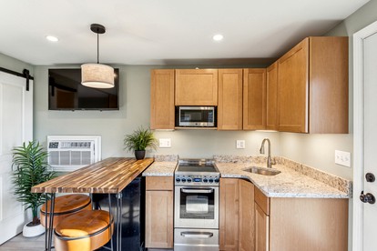 Charming Lakefront Cabin Amazing to Reconnect with Nature in Kalamazoo, Michigan - Kalamazoo, Michigan - glamping.directory