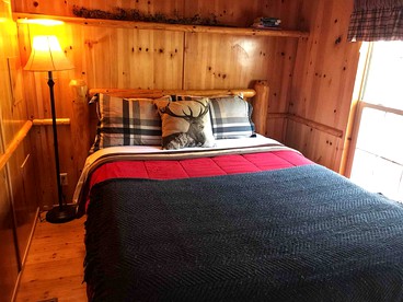 Rustic Newport Cabin with a Hot Tub Ideal for a Vacation in Tennessee - Newport, Tennessee - glamping.directory