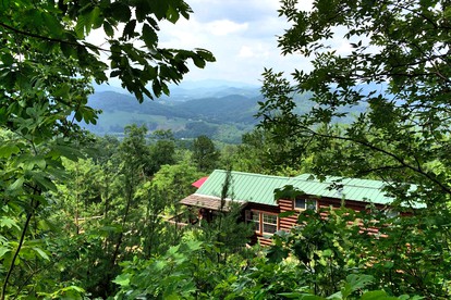 Rustic Newport Cabin with a Hot Tub Ideal for a Vacation in Tennessee - Newport, Tennessee - glamping.directory