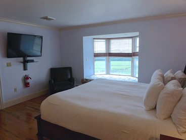 Romantic Suite Getaway in the Foothills of the Catskills, New York - Fly Creek, New York - glamping.directory