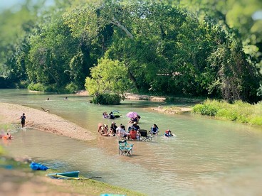 Texas Creekside Safari Tent Glamping Perfect for Nature Retreats for Water Sports Enthusiasts - Kingsbury, Texas - glamping.directory