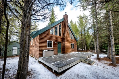 Secluded Lakeside Cabin with Forest Views and Fire Pit Near Cascade, Idaho - glamping.directory