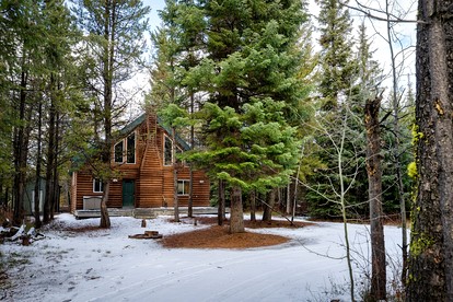 Secluded Lakeside Cabin with Forest Views and Fire Pit Near Cascade, Idaho - Donnelly, Idaho - glamping.directory