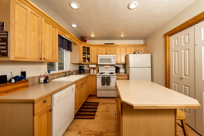Secluded Lakeside Cabin with Forest Views and Fire Pit Near Cascade, Idaho - Donnelly, Idaho - glamping.directory