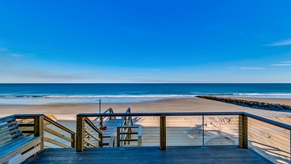 Modern Oceanfront Beach House in Pawleys Island, South Carolina - Pawleys Island, South Carolina - glamping.directory