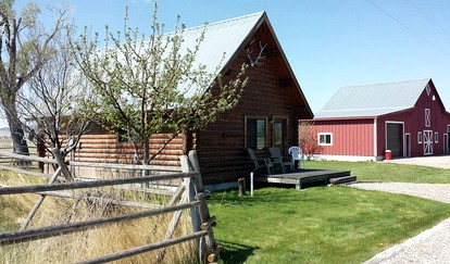 Quiet Log Cabin Rental Outside of Butte in Southern Montana - Dillon, Montana - glamping.directory