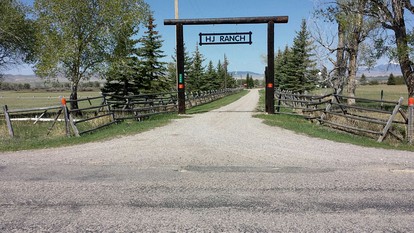Quiet Log Cabin Rental Outside of Butte in Southern Montana - Dillon, Montana - glamping.directory
