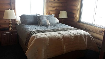 Quiet Log Cabin Rental Outside of Butte in Southern Montana - Dillon, Montana - glamping.directory