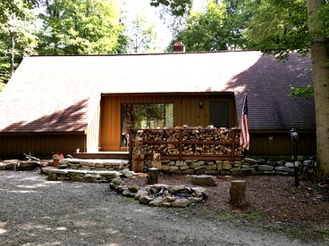 Family-Friendly Cabin Rental Nestled Among the Mountains of Champion, Pennsylvania - Champion, Pennsylvania - glamping.directory