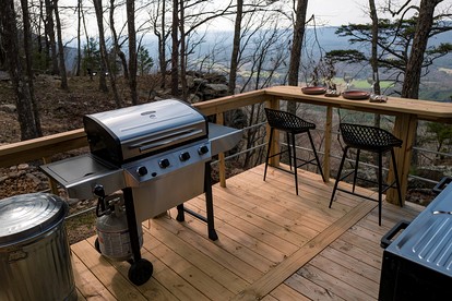 Luxury Adventure Studio Chalet with Outdoor Shower near Cloudland Canyon & McLemore Golf Club in Menlo, GA - Menlo, Georgia - glamping.directory