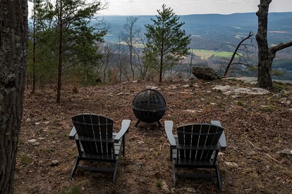 Luxury Adventure Studio Chalet with Outdoor Shower near Cloudland Canyon & McLemore Golf Club in Menlo, GA - Menlo, Georgia - glamping.directory