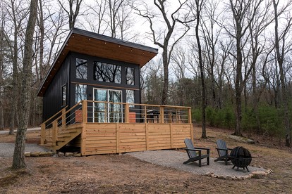 Luxury Adventure Studio Chalet with Outdoor Shower near Cloudland Canyon & McLemore Golf Club in Menlo, GA - Menlo, Georgia - glamping.directory