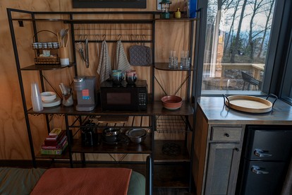 Luxury Adventure Studio Chalet with Outdoor Shower near Cloudland Canyon & McLemore Golf Club in Menlo, GA - Menlo, Georgia - glamping.directory