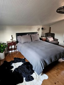 Historic Restored Tobacco Barn Retreat with Private Hot Tub near Pilot Mountain in Tobaccoville, North Carolina - Tobaccoville, North Carolina - glamping.directory