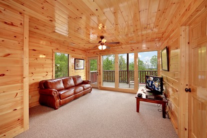 Fantastic Vacation Cabin with a Gas Fireplace and Jacuzzi in Gatlinburg, East Tennessee - Gatlinburg, Tennessee - glamping.directory