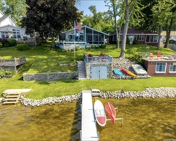 Cozy Lakefront Cabin with Pontoon and Paddleboards Near Fremont, Indiana - Fremont, Indiana - glamping.directory
