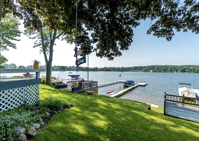 Cozy Lakefront Cabin with Pontoon and Paddleboards Near Fremont, Indiana - Fremont, Indiana - glamping.directory