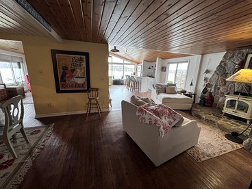 Cozy Lakefront Cabin with Pontoon and Paddleboards Near Fremont, Indiana - Fremont, Indiana - glamping.directory