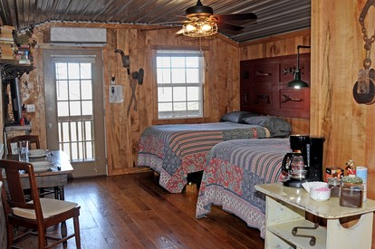Sparta's Hidden Gem: Unique Views Cabin for an Intimate Escape - Sparta, Tennessee - glamping.directory