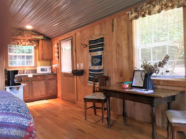 Sparta's Hidden Gem: Unique Views Cabin for an Intimate Escape - Sparta, Tennessee - glamping.directory