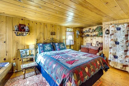 Enchanting Historic Cabin Haven near Black Hills Mountain in South Dakota - Keystone, South Dakota - glamping.directory