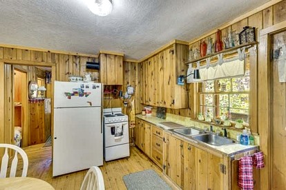 Enchanting Historic Cabin Haven near Black Hills Mountain in South Dakota - Keystone, South Dakota - glamping.directory