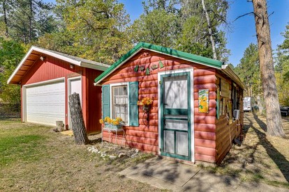 Enchanting Historic Cabin Haven near Black Hills Mountain in South Dakota - Keystone, South Dakota - glamping.directory