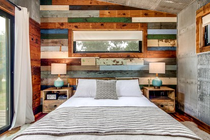 Artisan Cabin with Beautiful Decor and a Classic Fire Pit near Austin, Texas - Elgin, Texas - glamping.directory