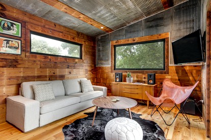 Artisan Cabin with Beautiful Decor and a Classic Fire Pit near Austin, Texas - Elgin, Texas - glamping.directory