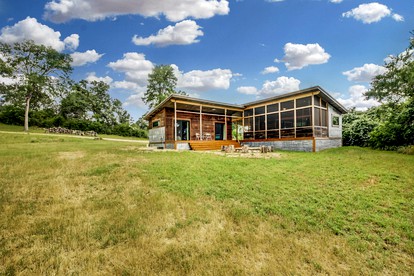 Artisan Cabin with Beautiful Decor and a Classic Fire Pit near Austin, Texas - Elgin, Texas - glamping.directory
