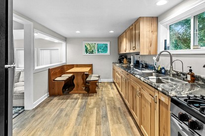 Charming Cottage with Firepit & Sunroom Retreat in Lake Geneva, Wisconsin - Lake Geneva, Wisconsin - glamping.directory
