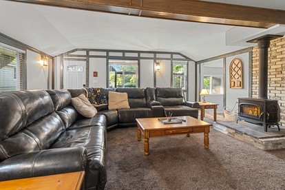 Charming Cottage with Firepit & Sunroom Retreat in Lake Geneva, Wisconsin - Lake Geneva, Wisconsin - glamping.directory