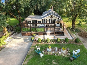 Charming Cottage with Firepit & Sunroom Retreat in Lake Geneva, Wisconsin - Lake Geneva, Wisconsin - glamping.directory