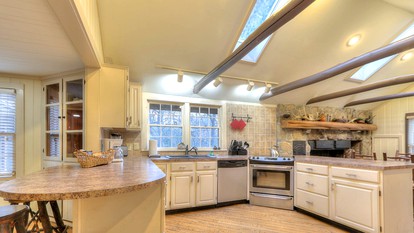 Exclusive Retreat: Unique Cabin Getaway Along Norton Creek in Gatlinburg, TN - Gatlinburg, Tennessee - glamping.directory