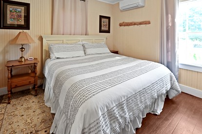 Historic Cabin in the Heart of Ferdericksburg For a Romantic Getaway with Hot-Tub, Texas Country - Fredericksburg, Texas - glamping.directory