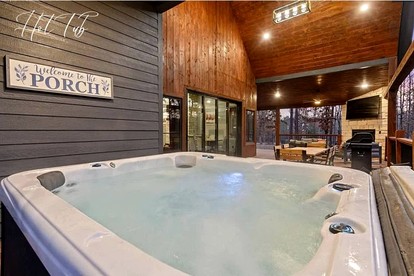 Secluded Luxury Cabin with Hot Tub & Fishing Pond Near Broken Bow Lake, Broken Bow OK - Broken Bow, Oklahoma - glamping.directory