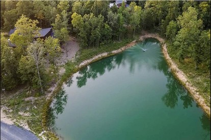 Secluded Luxury Cabin with Hot Tub & Fishing Pond Near Broken Bow Lake, Broken Bow OK - Broken Bow, Oklahoma - glamping.directory