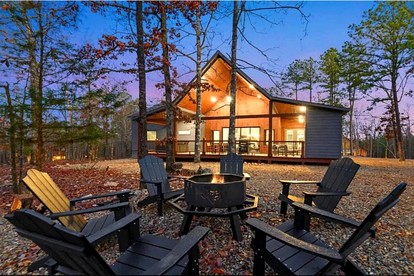 Secluded Luxury Cabin with Hot Tub & Fishing Pond Near Broken Bow Lake, Broken Bow OK - glamping.directory