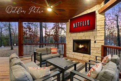 Secluded Luxury Cabin with Hot Tub & Fishing Pond Near Broken Bow Lake, Broken Bow OK - Broken Bow, Oklahoma - glamping.directory