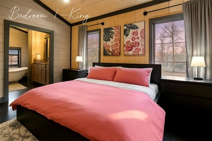 Secluded Luxury Cabin with Hot Tub & Fishing Pond Near Broken Bow Lake, Broken Bow OK - Broken Bow, Oklahoma - glamping.directory