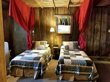 Rustic Barn Rental for a Rural Vacation near Des Moines, Iowa - Montezuma, Iowa - glamping.directory