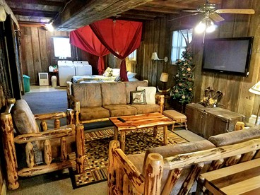 Rustic Barn Rental for a Rural Vacation near Des Moines, Iowa - Montezuma, Iowa - glamping.directory