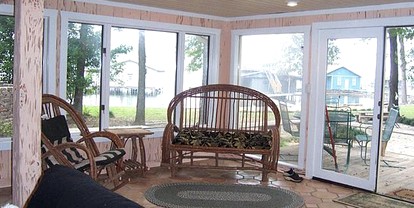 Waterfront Cottage with Private Beach on Tennessee River in Guntersville, Alabama - Guntersville, Alabama - glamping.directory