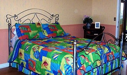 Waterfront Cottage with Private Beach on Tennessee River in Guntersville, Alabama - Guntersville, Alabama - glamping.directory