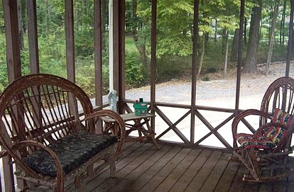 Waterfront Cottage with Private Beach on Tennessee River in Guntersville, Alabama - Guntersville, Alabama - glamping.directory