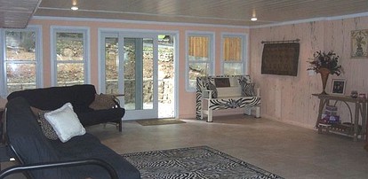 Waterfront Cottage with Private Beach on Tennessee River in Guntersville, Alabama - Guntersville, Alabama - glamping.directory